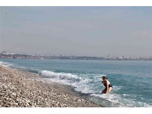 Yurt genelinde soğuk hava etkili olurken, Antalya’da deniz keyfi