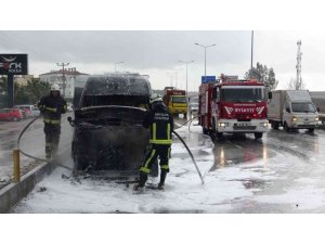 Antalya’da tur minibüsü alev alev yandı, turistler canlarını zor kurtardı