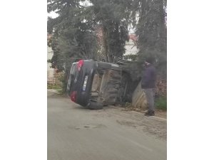 Öğrenciye çarpmamak için yol kenarındaki duvara çarptı