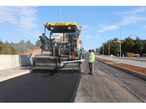 5 bin 500 ton sıcak asfalt dökülen Üniversite Caddesi açılmak için gün sayıyor