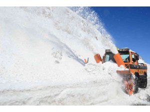 Antalya’daki kar temizleme çalışmalarında 2 metrelik kar dağları oluştu