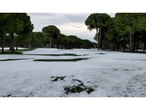 Aniden bastıran dolu, Antalya’da golf sahalarını beyaza bürüdü