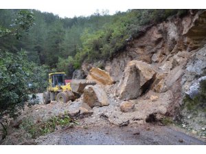 Ekipler 79 su baskını, 14 araçtan tahliye, 1 çatı uçması, 5 ağaç devrilmesi olayına müdahale etti