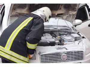 Isparta’da alev alan araç, itfaiye ekiplerinin müdahalesiyle söndürüldü