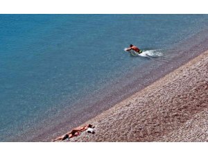 Antalya’da kar manzarası eşliğinde deniz ve güneş keyfi