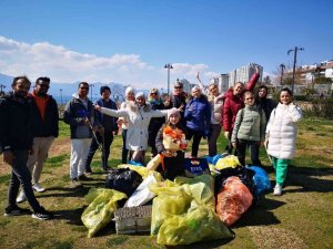 Antalya’da Rus ve Ukraynalılar birlikte çöp topladı