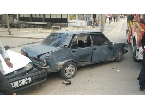 Isparta’da otomobil itfaiye aracıyla çarpıştı