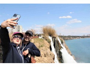 Antalya’nın ünlü Düden Kıyı Şelalesi’nde nevruz yoğunluğu