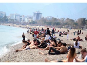 Antalya’da deniz sezonu açıldı, sahilde yoğunluk oluştu