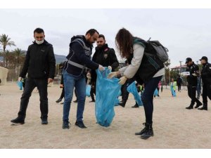 Öğrenci ve polisler sahili temizledi