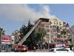 Antalya’da mahalleyi dumana boğan yangın