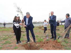 Döşemealtı Anadolu İmam Hatip Lisesi bahçesine 360 adet ağaç dikildi