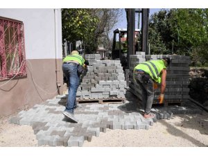 Konyaaltı’nda iş makinalarının giremediği sokaklara parke taşı