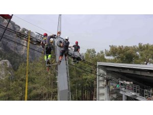 Antalya’da 4 bin 350 metre uzunluğundaki teleferiğin çekici halatı değiştirildi