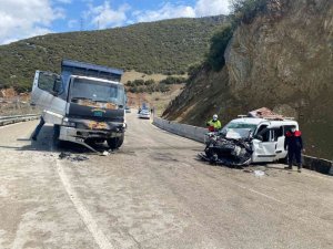 Kamyonla çarpışan aracın sürücüsü hayatını kaybetti