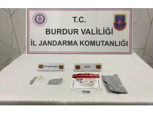 Burdur’da şüpheli iki araçta uyuşturucu madde ele geçiridi