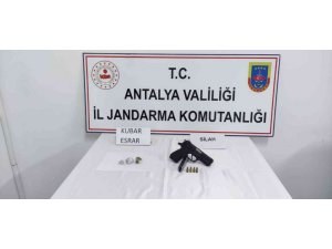 Yakalama kararı bulunan şüpheli jandarmaya takıldı