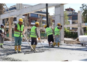 18 farklı spor branşını barındıran Oba Kapalı Spor Kompleksi hızla yükseliyor