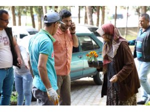 Alanya Belediyesi bayramda 62 bin çiçek dağıttı