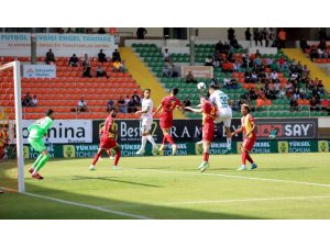 Spor Toto Süper Lig: A. Alanyaspor: 0 - Ö.K. Yeni Malatyaspor: 1 (İlk yarı)