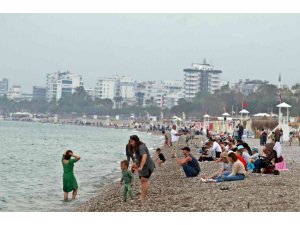 Antalya’nın dünyaca ünlü sahilinde bayram yoğunluğu