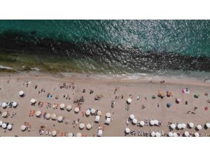 Alanya plajları bayram tatilinde yerli yabancı akınına uğradı