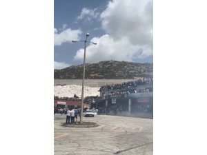 Drift festivalini izleyenlerin bulunduğu balkon çöktü, faciadan dönüldü