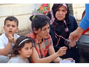 Yangında 2 çocuğu dumandan etkilenen anne gözyaşlarını tutamadı