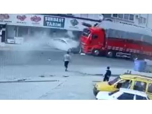 Otomobil karşı şeride geçerek tır ile çarpıştı: 1 ölü,1 yaralı