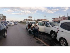 Yayaya yol vermek isterken zincirleme kazaya neden oldular