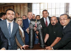 Kaş Belediye Başkanı Ulutaş, Cumhurbaşkanı Erdoğan’a kispet hediye etti