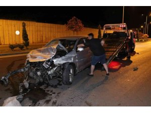 Önündeki araçta eşinin kaza yaptığını görünce kendisi de kaza yaptı: 2 yaralı