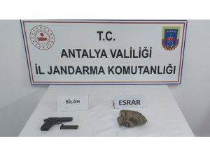 Şüpheli şahısların üzerinde ruhsatsız tabanca ve esrar bulundu