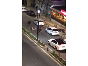 Cadde ortasına yatarak araçların geçişine izin vermeyen alkollü şahsın rahat tavırları pes dedirtti