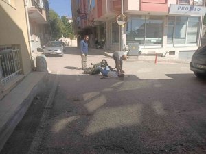 Isparta’da araç ve elektrikli bisiklet çarpıştı: O anlar kamerada