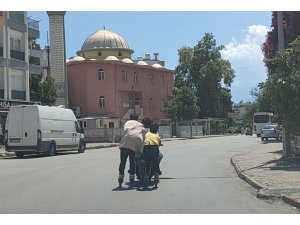 Antalya’da 2’si patenli, 5 çocuğun trafikteki tehlikeli yolculuğu