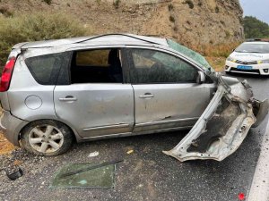 Yağmurdan kayganlaşan yolda üst üste trafik kazaları: 2 yaralı