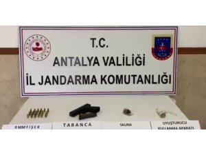 Şüphelinin terk ettiği araçta uyuşturucu ve tabanca bulundu