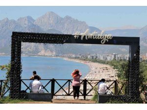 Antalya’nın simgelerinden çiçekli fotoğraf çerçevesi aşırı sıcaklara dayanamayarak kurudu