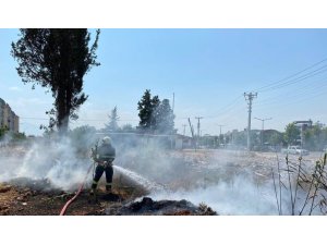 Boş arazide çıkan yangın ekipleri alarma geçirdi