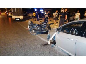 Motosikletle çarpışan otomobilin ön tekeri koptu:2 yaralı