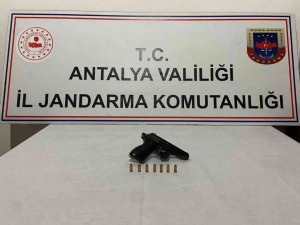 Antalya’da şüpheli şahsın aracında tabanca ele geçirildi