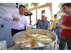 Kaş Belediyesinden aşure ikramı