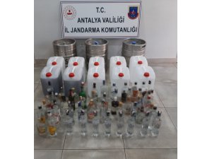 Manavgat’ta otel odasında 387 litre sahte içki ele geçirildi