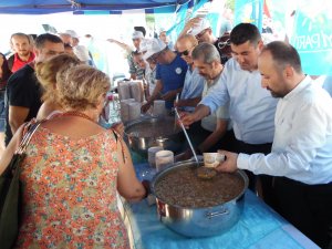 İYİ’ler aşure dağıttı