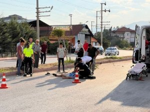 Burdur’da motosiklet refüje çarptı: 1’i ağır 2 yaralı