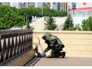 Antalya’da şüpheli valizden kurabiye çıktı, polis vatandaşı bölgeden uzaklaştırmakta zorlandı