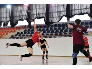 Bayan hentbolculardan iki günde iki hazırlık maçı