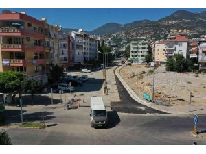 Eşref Kahvecioğlu Caddesi çift yönlü trafiğe açıldı