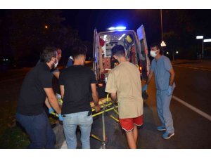 Antalya’da motosiklet orta refüje çarptı: 1 i ağır 2 yaralı